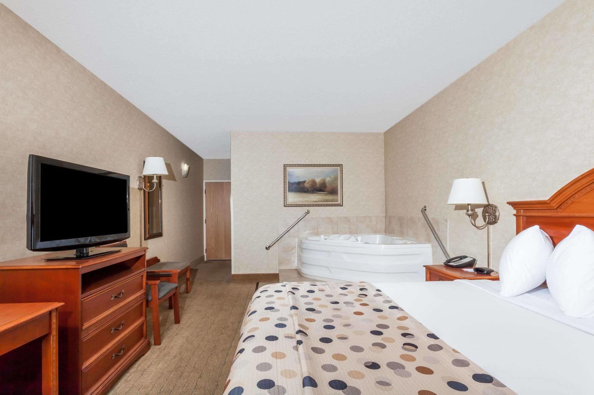 Howard Johnson By Wyndham Evansville East Exterior foto